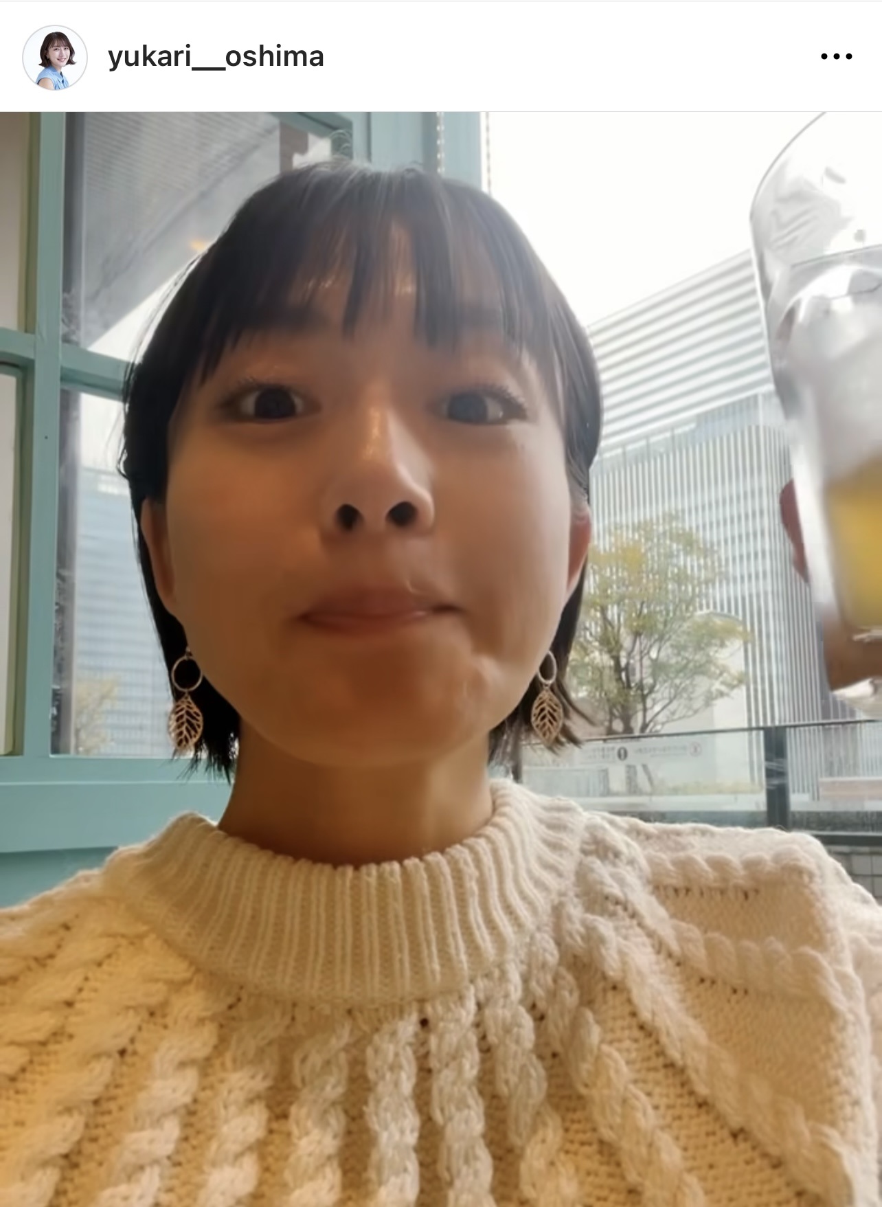どアップの自撮りでゴクゴクとビールを飲む大島由香里アナ（大島由香里アナウンサーのインスタグラムから）