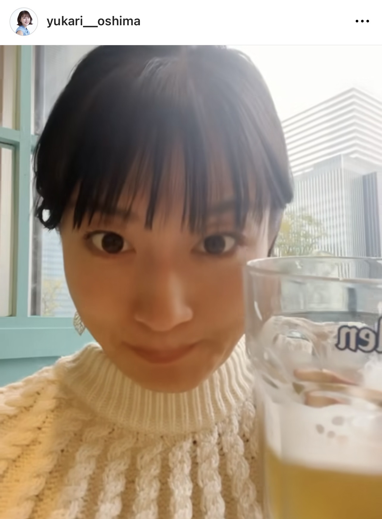 どアップの自撮りでゴクゴクとビールを飲む大島由香里アナ（大島由香里アナウンサーのインスタグラムから）