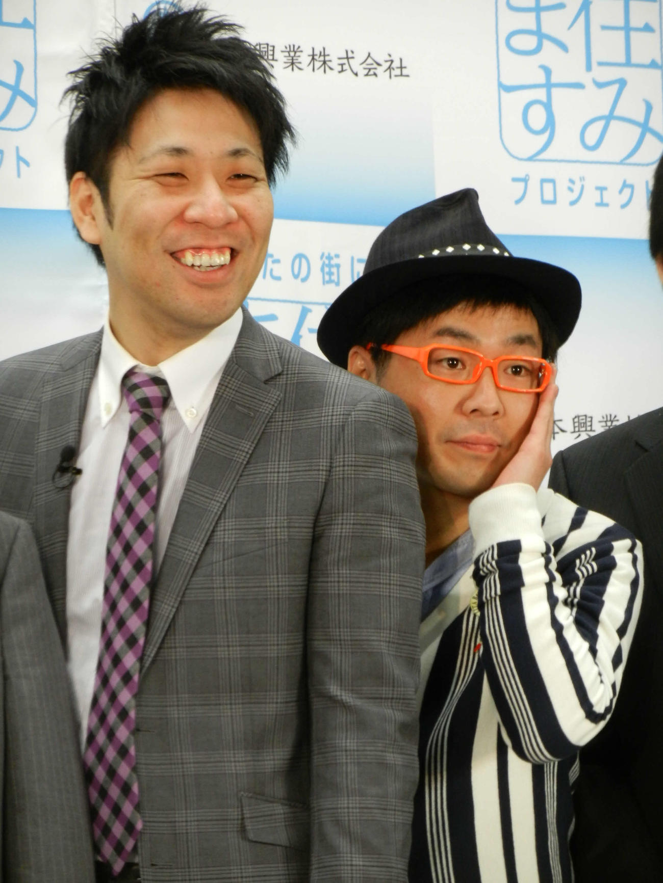 パンクブーブーの佐藤哲夫（左）と黒瀬純（2012年1月撮影）