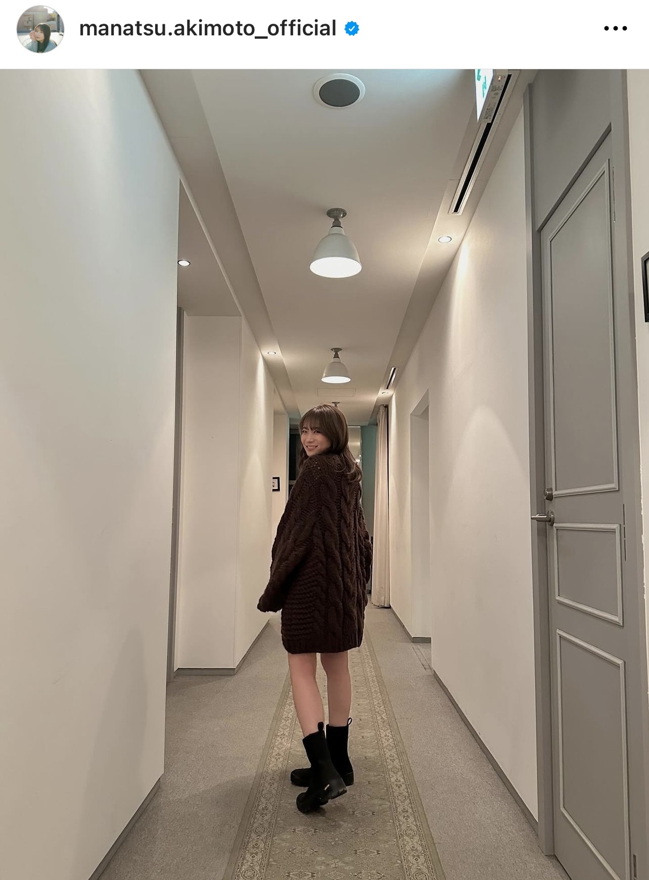 ゆるっとしたニットをワンピース風に1枚でまとい、ほっそりした生足を出した私服姿の秋元真夏（秋元真夏のインスタグラムから）