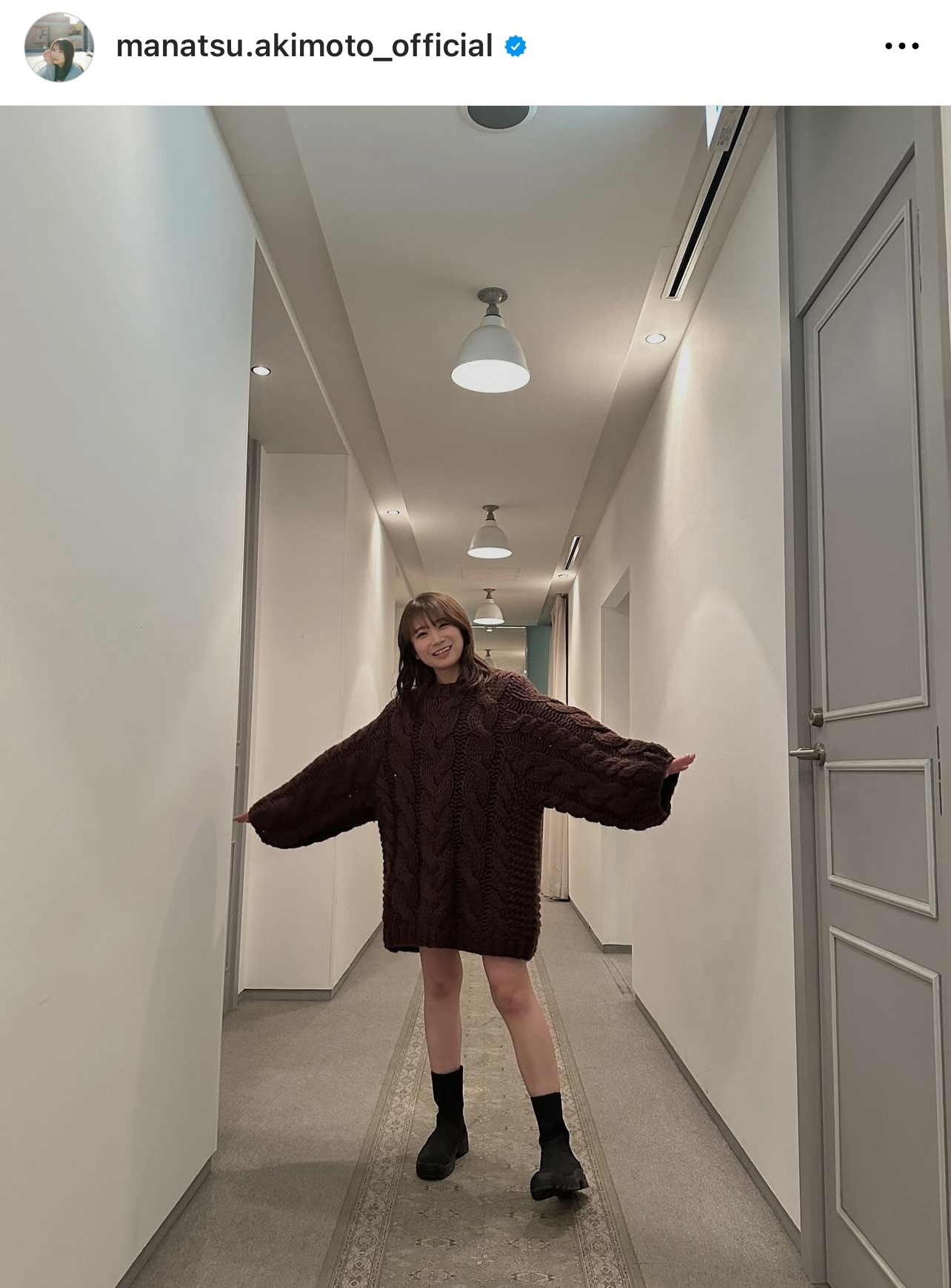 ゆるっとしたニットをワンピース風に1枚でまとい、ほっそりした生足を出した私服姿の秋元真夏（秋元真夏のインスタグラムから）