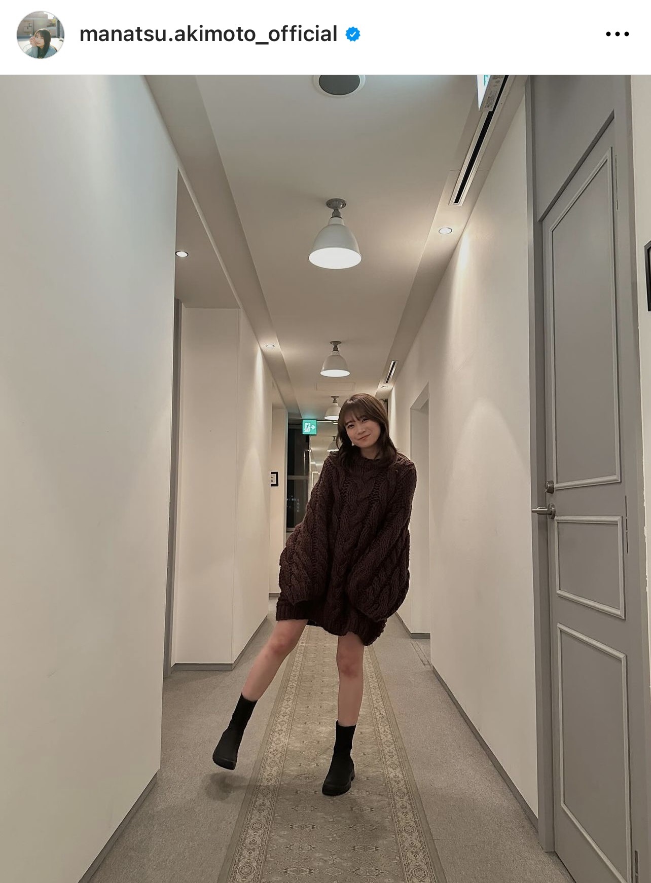 ゆるっとしたニットをワンピース風に1枚でまとい、ほっそりした生足を出した私服姿の秋元真夏（秋元真夏のインスタグラムから）