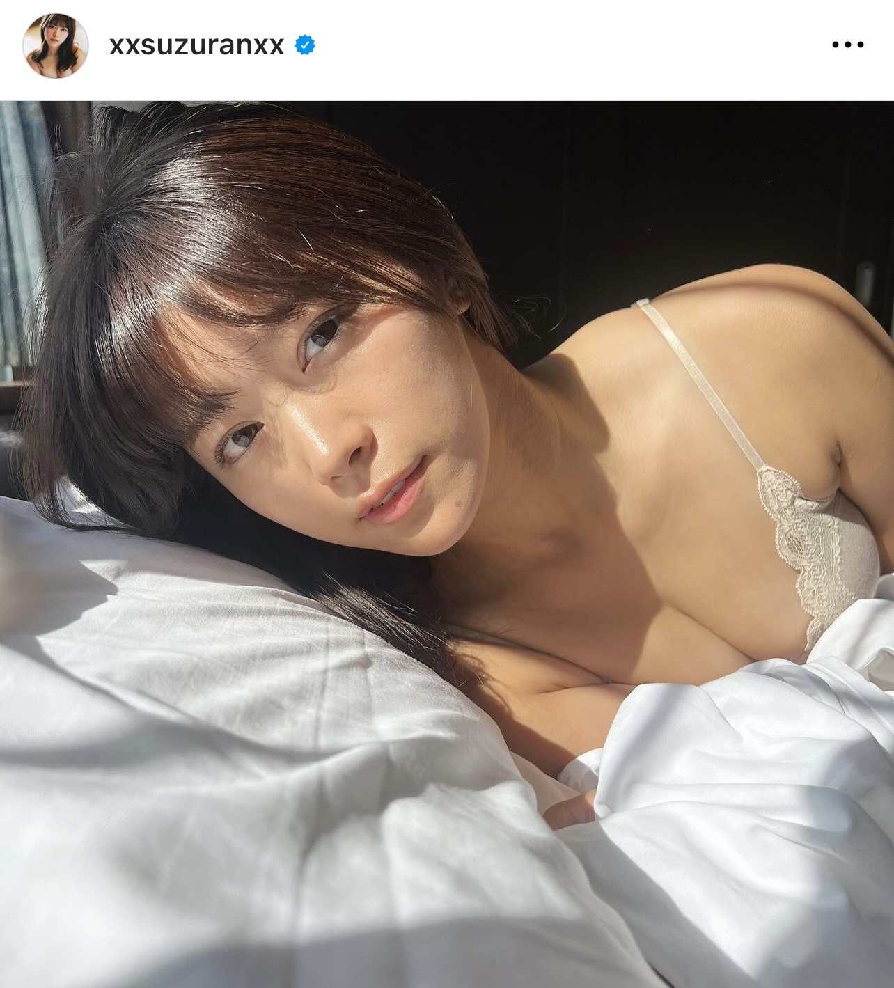 谷間をのぞかせた白のランジェリー姿でベッドに横たわる山内鈴蘭（山内鈴蘭のインスタグラムから）