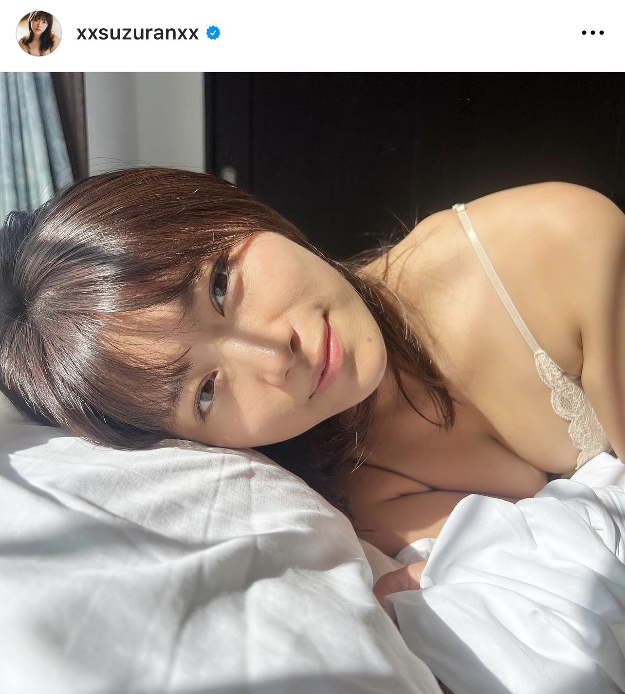 谷間をのぞかせた白のランジェリー姿でベッドに横たわる山内鈴蘭（山内鈴蘭のインスタグラムから）