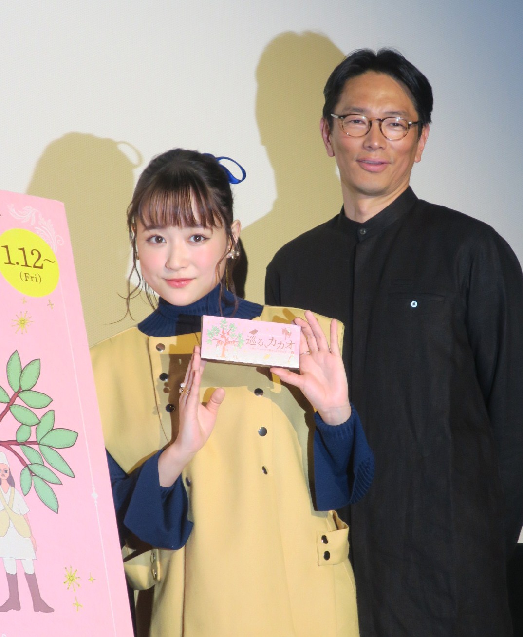 ドキュメンタリー映画「巡る、カカオ～神のフルーツに魅せられた日本人～」公開記念舞台あいさつに出席した大原櫻子と服部進エグゼクティブプロデューサー