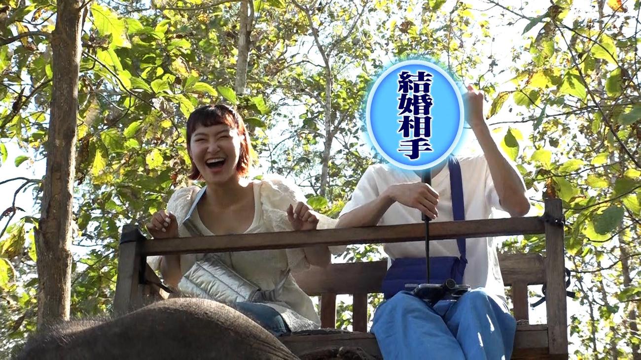 日本テレビ系「行列のできる相談所」で婚約者と共演する村上佳菜子