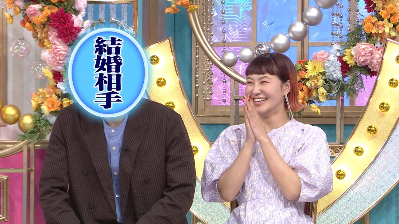 日本テレビ系「行列のできる相談所」で婚約者と共演する村上佳菜子