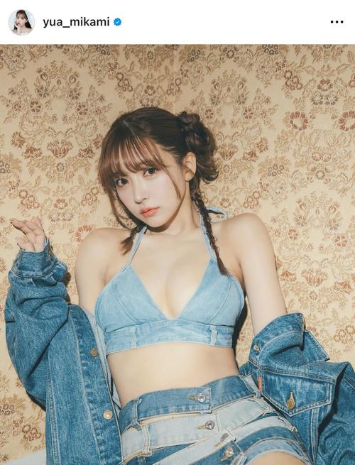 三上悠亜が美ボディ際立つセクシーなデニムビキニ姿 豊満バストや 
