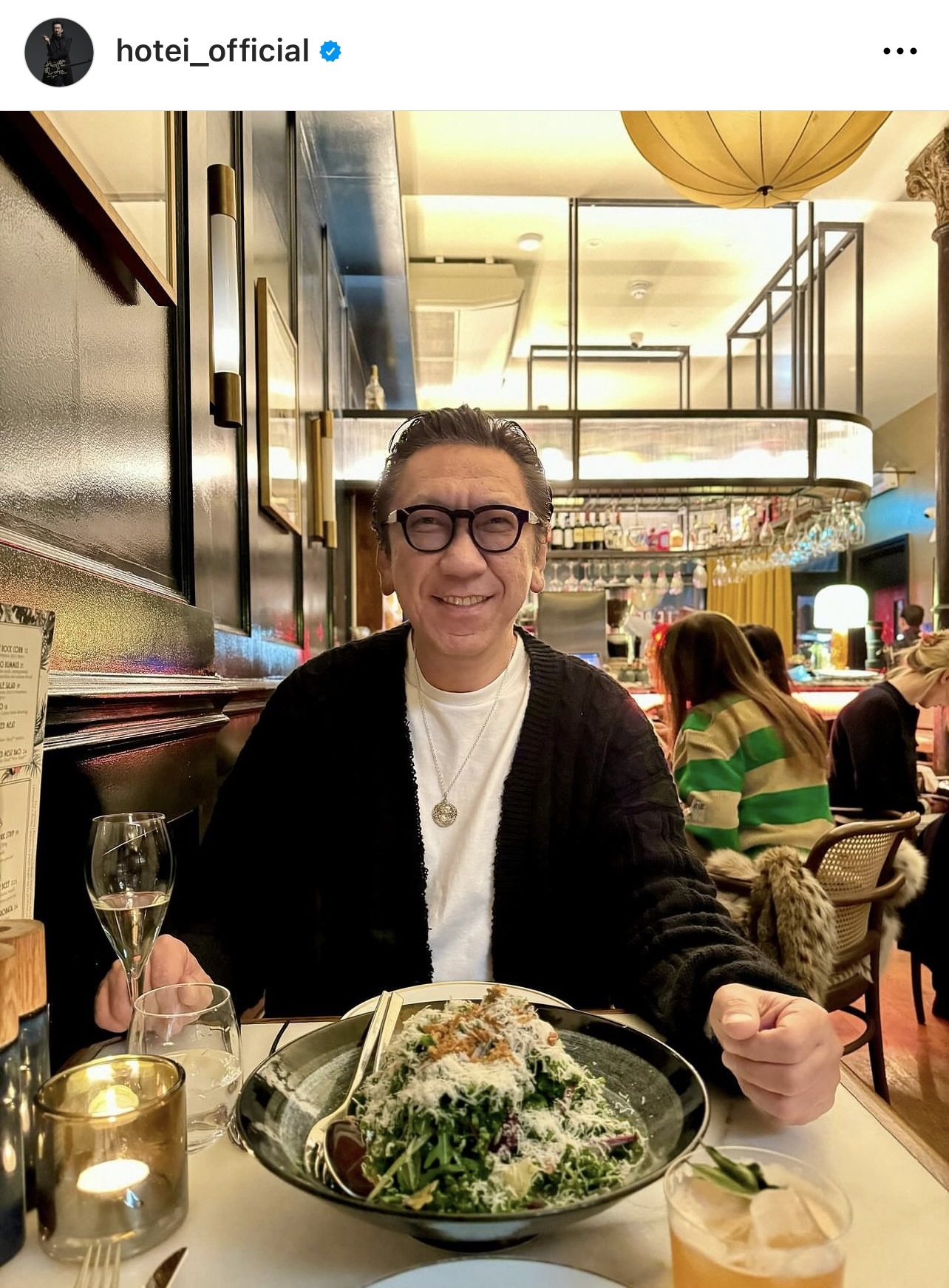 レストランで料理とシャンパングラスを前に優しい笑顔を浮かべる布袋寅泰（布袋寅泰のインスタグラムから）