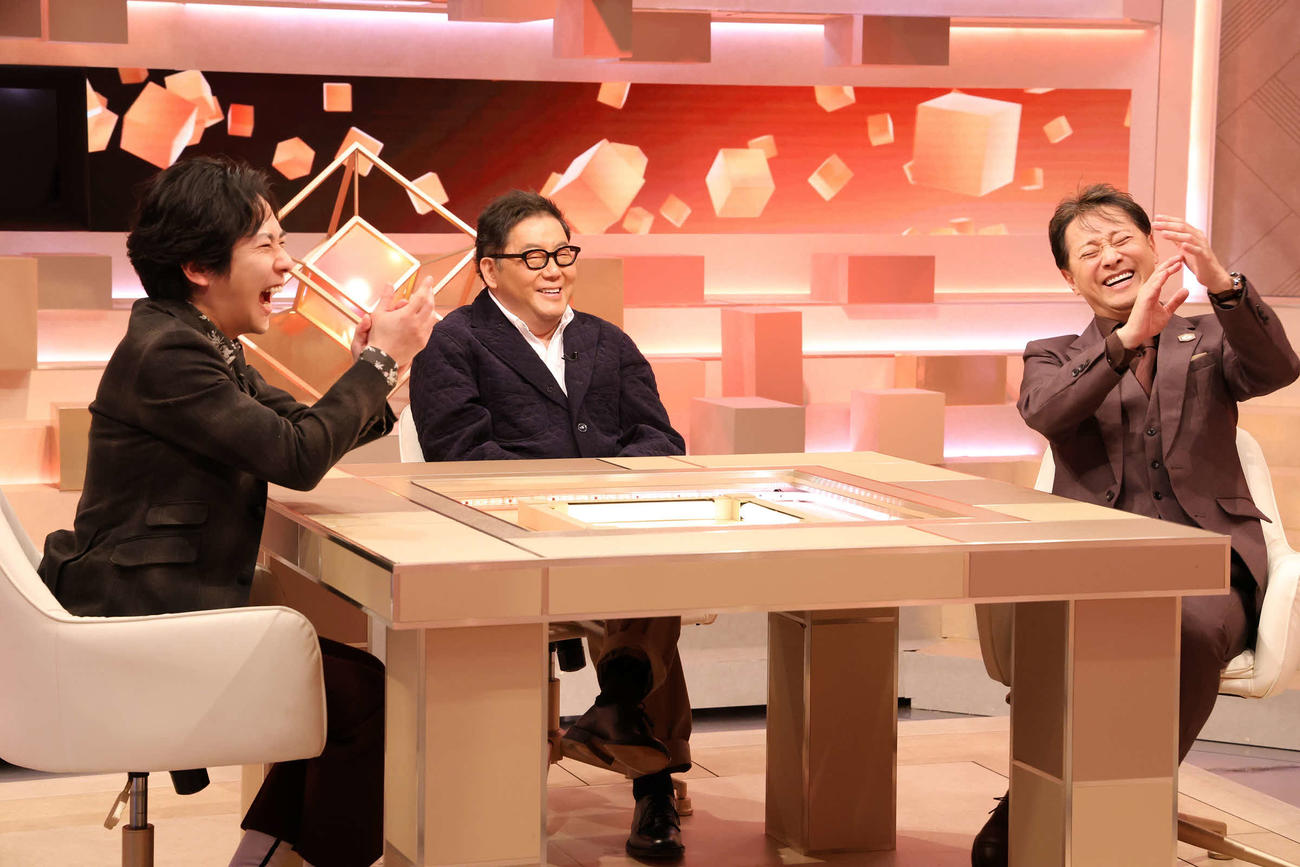 「まつもtoなかい」MCを1人で務める中居正広（右）。左からゲストの二宮和也、秋元康氏（C）フジテレビ