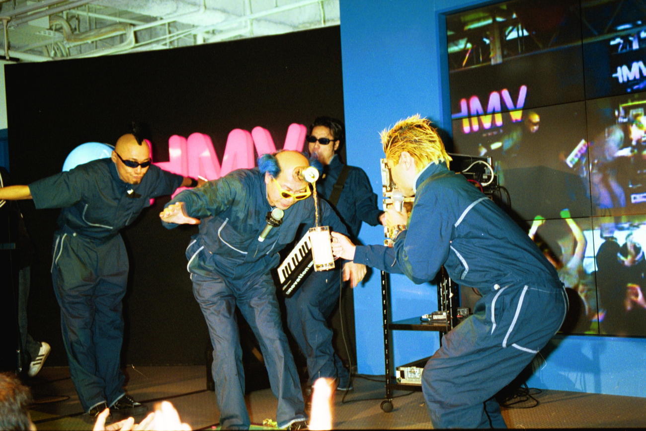 パフォーマンスする電撃ネットワーク南部虎弾さん（2001年撮影）