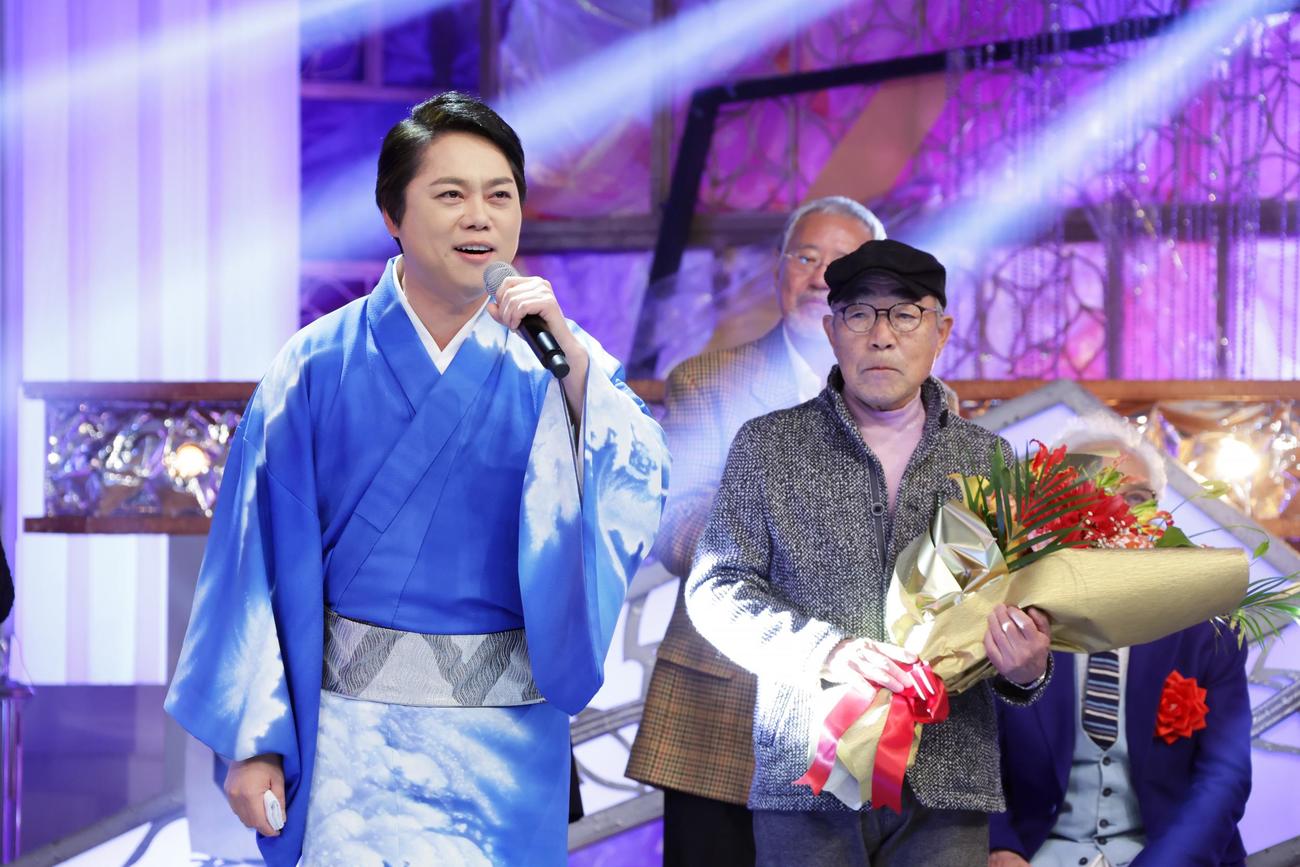 三山ひろし（左）の大賞曲歌唱を感無量で見つめる、いではく氏(C)BSテレ東