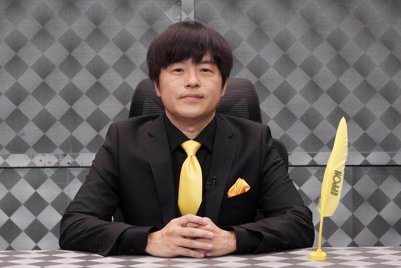 「IPPON　グランプリ」でチェアマンを務めるバカリズム（C）フジテレビ