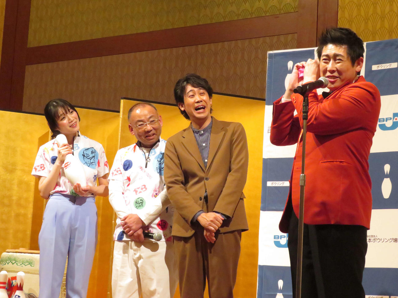 「令和6年ボウリング・マスメディア大賞」グランプリ表彰会に出席した札幌テレビ放送の油野純帆アナウンサー、木村洋二アナウンサー、大泉洋、マギー審司