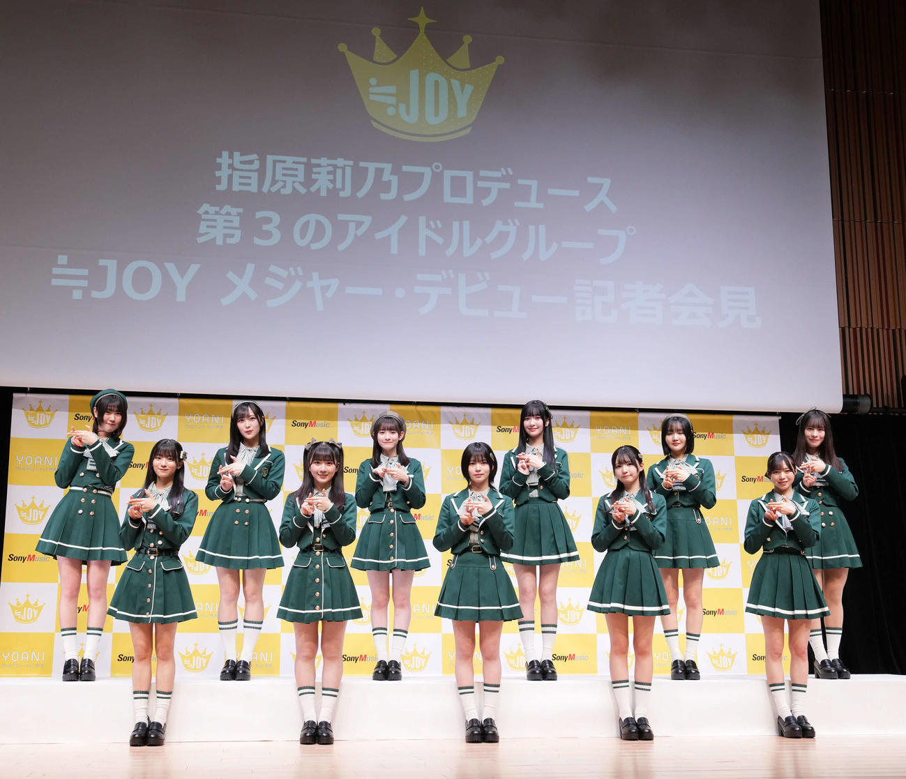 ≒JOYメジャーデビュー記者会見の記念撮影でニアジョイポーズを披露する≒JOYの、前列左から大信田美月、天野香乃愛、江角怜音、市原愛弓、村山結香、後列左から小澤愛実、逢田珠里依、山野愛月、山田杏佳、藤沢莉子、高橋舞（撮影・小沢裕）