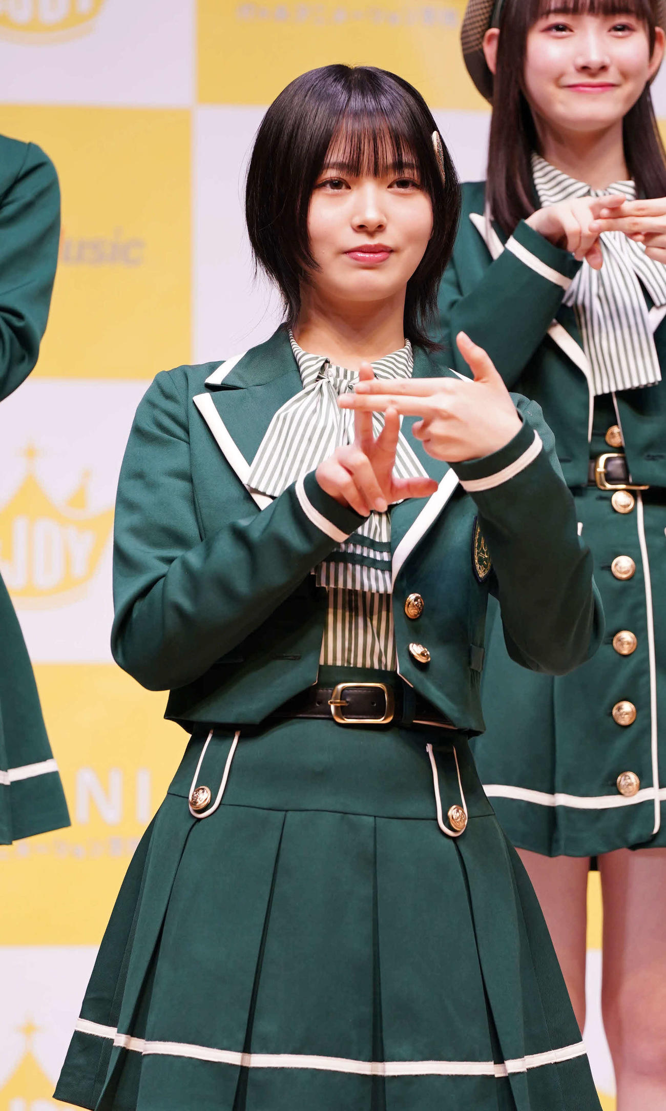 ≒JOYメジャーデビュー記者会見の記念撮影でニアジョイポーズを披露する≒JOYの江角怜音（撮影・小沢裕）