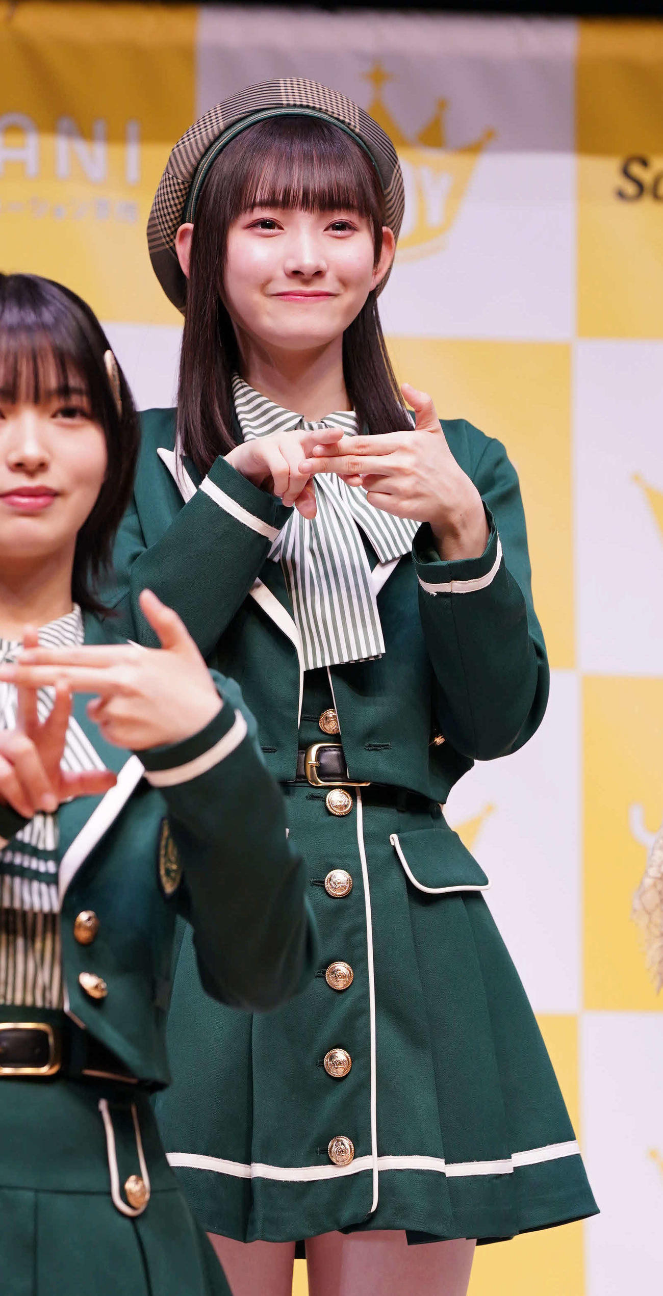 ≒JOYメジャーデビュー記者会見の記念撮影でニアジョイポーズを披露する≒JOYの山野愛月（撮影・小沢裕）