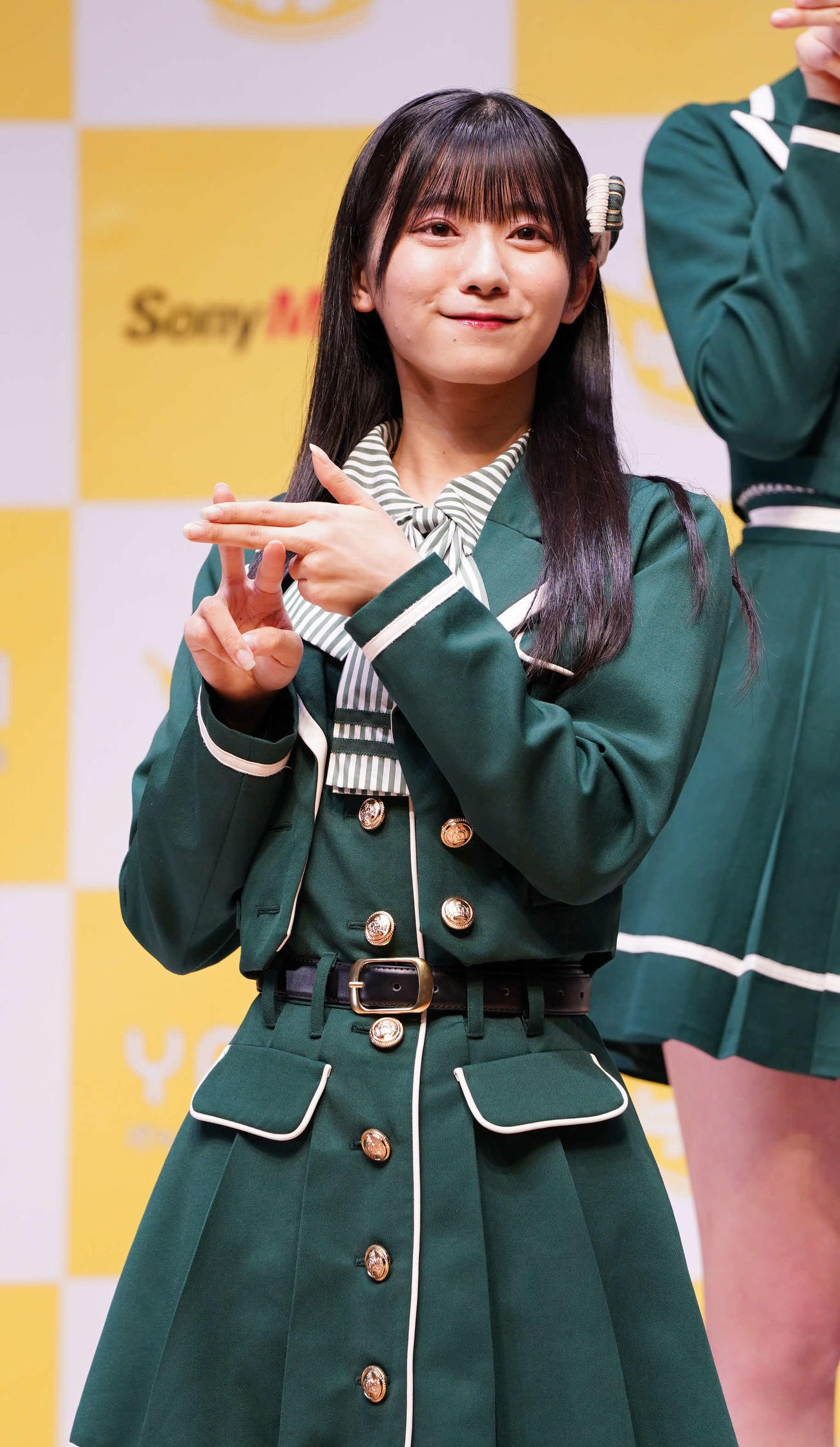 ≒JOYメジャーデビュー記者会見の記念撮影でニアジョイポーズを披露する≒JOYの大信田美月（撮影・小沢裕）