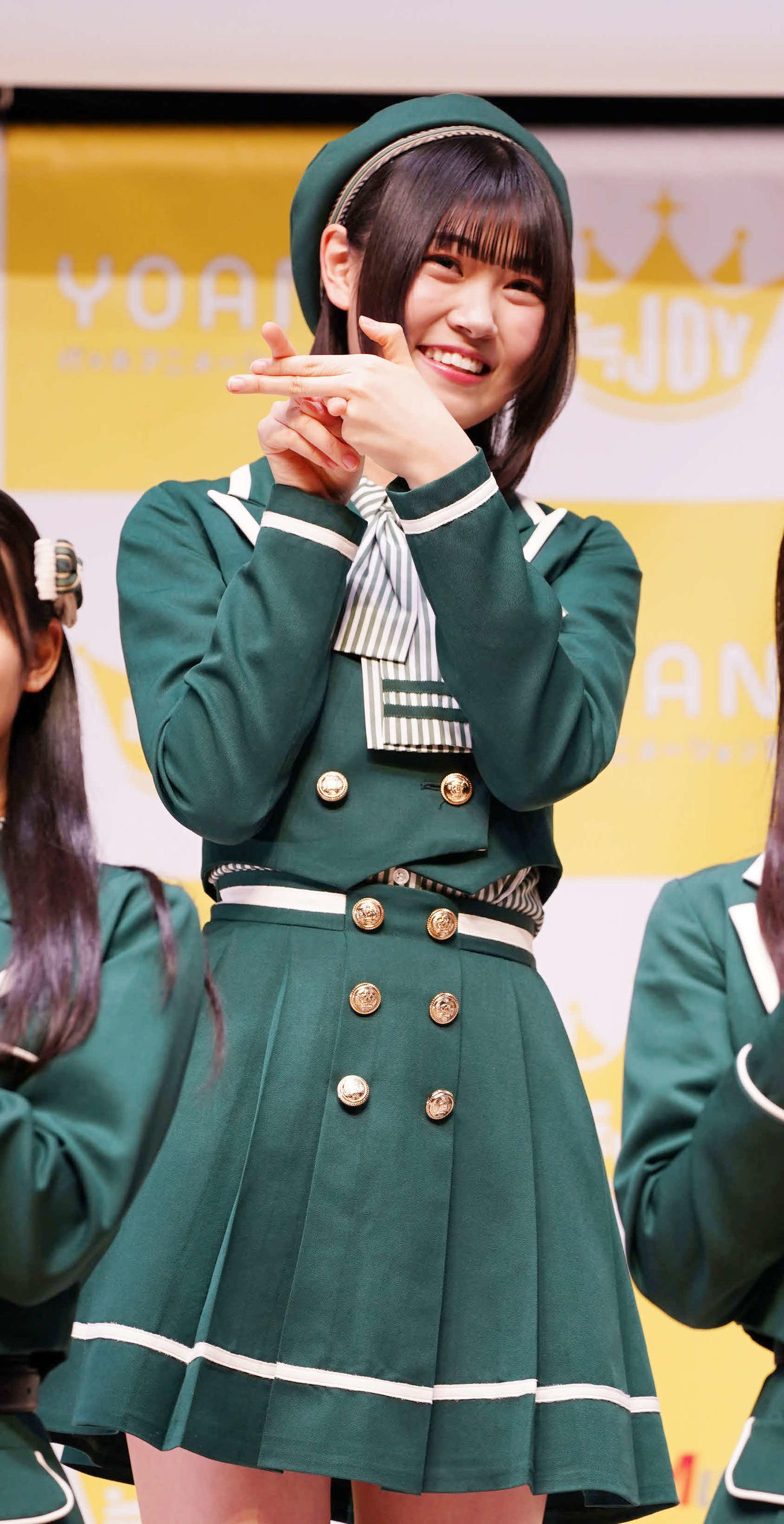 ≒JOYメジャーデビュー記者会見の記念撮影でニアジョイポーズを披露する≒JOYの小澤愛実（撮影・小沢裕）