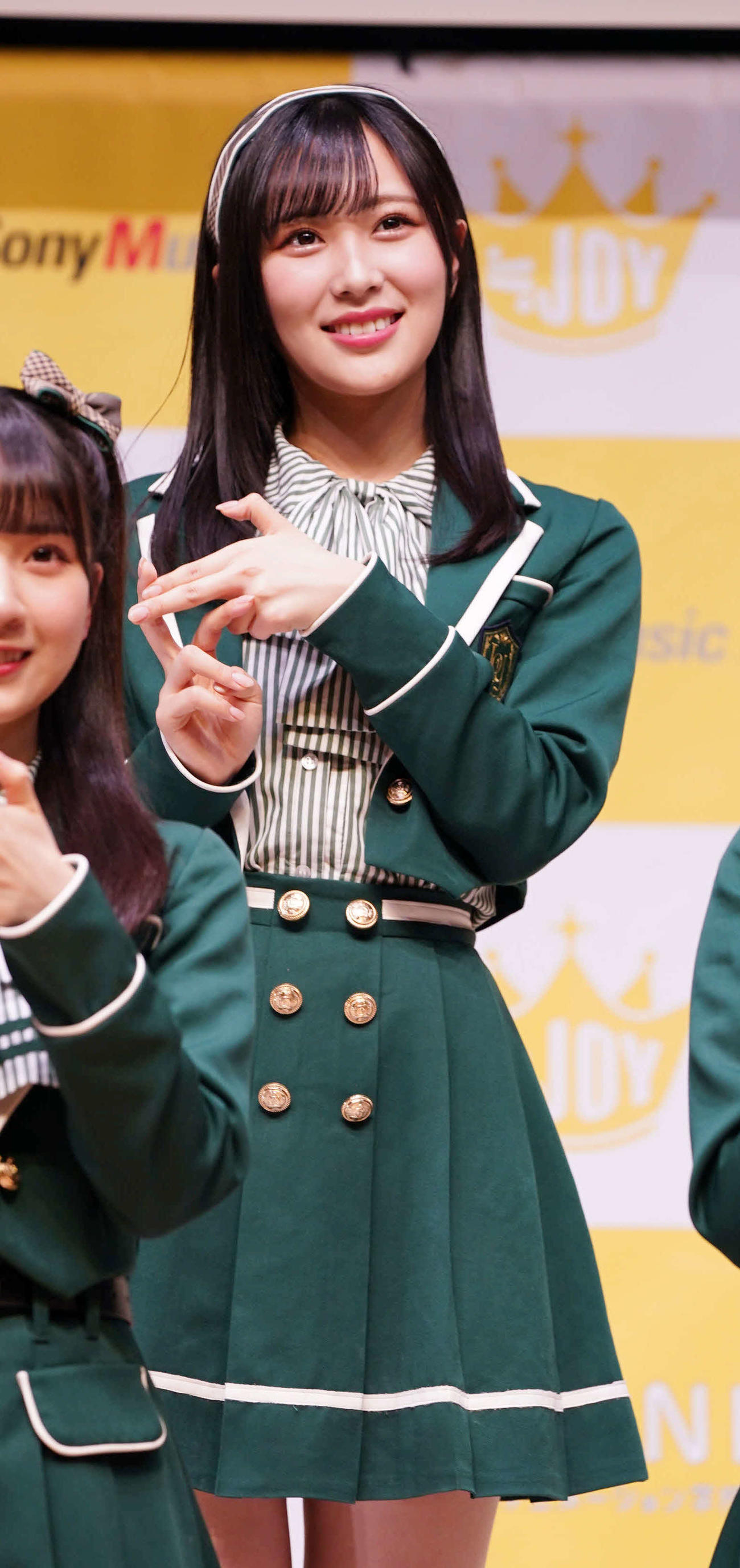 ≒JOYメジャーデビュー記者会見の記念撮影でニアジョイポーズを披露する≒JOYの逢田珠里依（撮影・小沢裕）