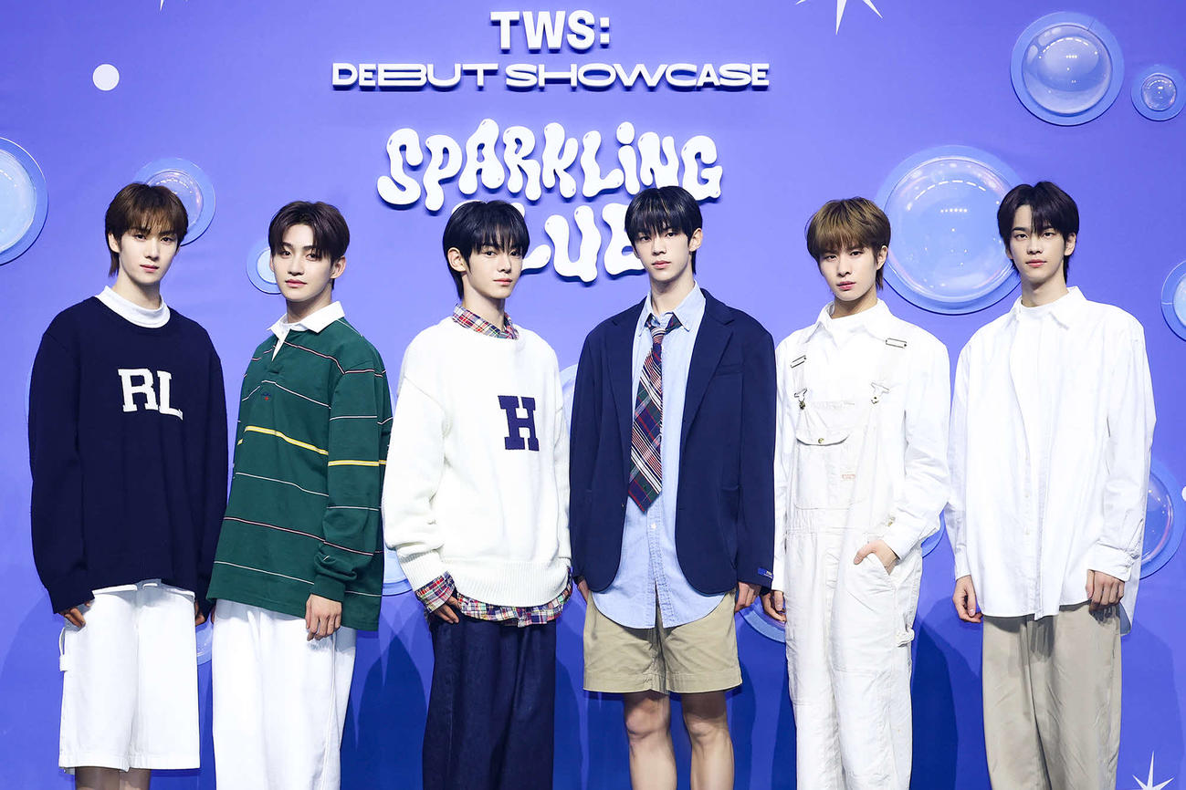 デビュー記念イベントを行ったTWS。左からYOUNGJAE、JIHOON、HANJIN、DOHOON、KYUNGMIN、SHINYU（P）＆（C）PLEDIS Entertainment
