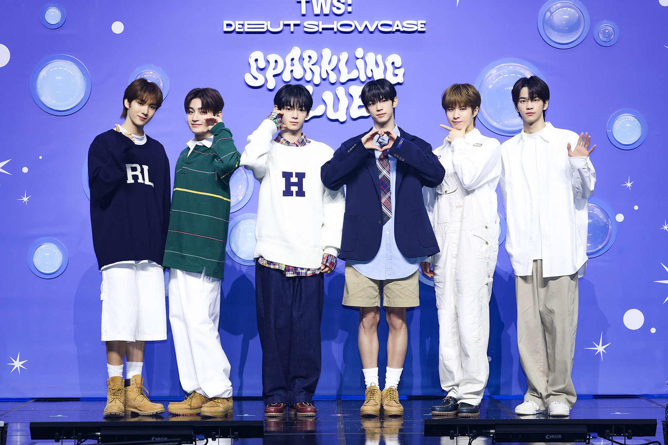 デビュー記念イベントを行ったTWS。左からYOUNGJAE、JIHOON、HANJIN、DOHOON、KYUNGMIN、SHINYU（P）＆（C）PLEDIS Entertainment