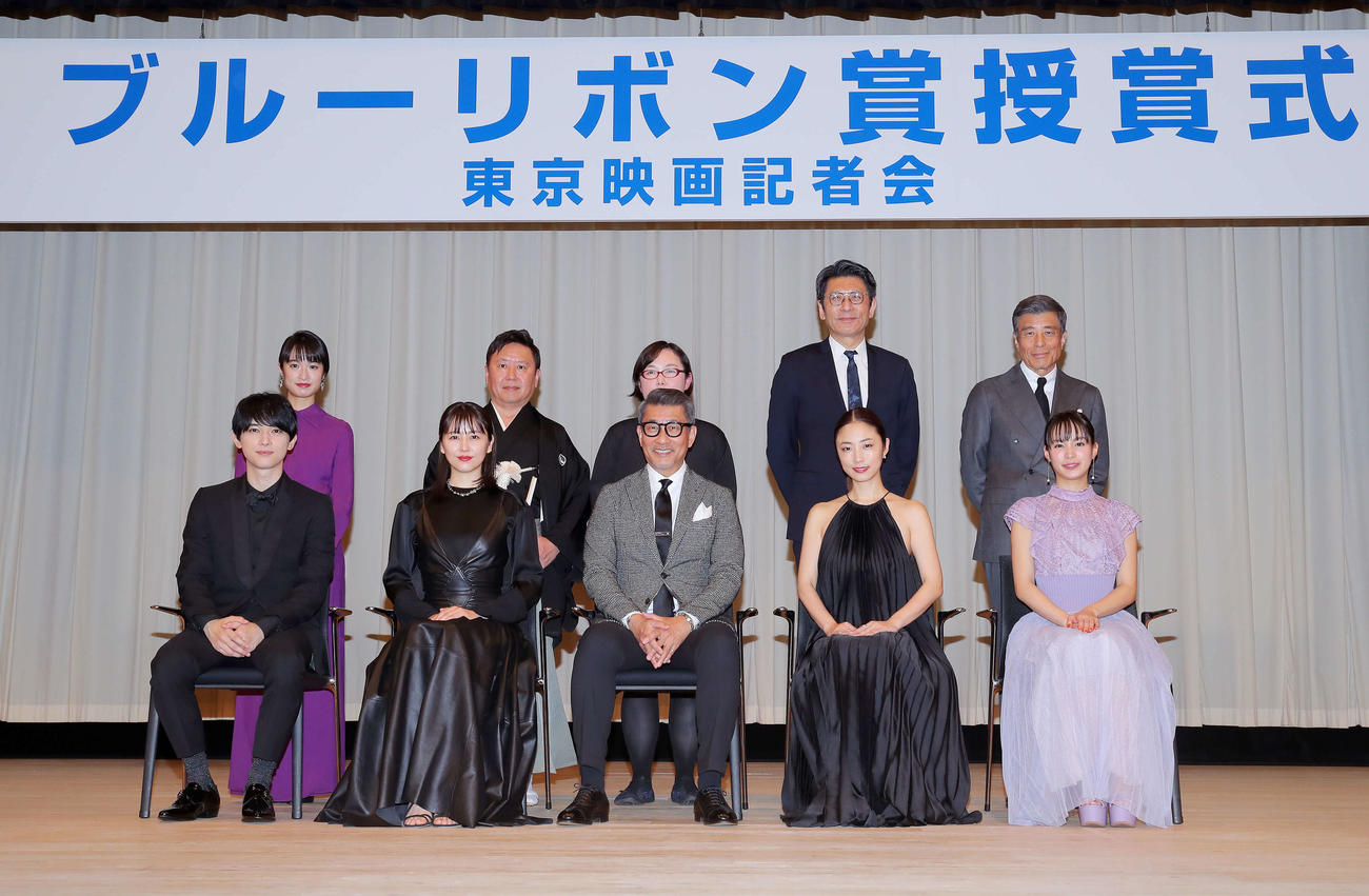 「第62回ブルーリボン賞」授賞式　授賞式のフォトセッションに臨む、前列左から吉沢亮、長沢まさみ、中井貴一、MEGUMI、関水渚。後列左から門脇麦、武内英樹監督、株式会社スターサンズ佐藤順子プロデューサー、ワーナーブラザースジャパン社長兼日本代表の高橋雅美氏、舘ひろし（2020年2月撮影）