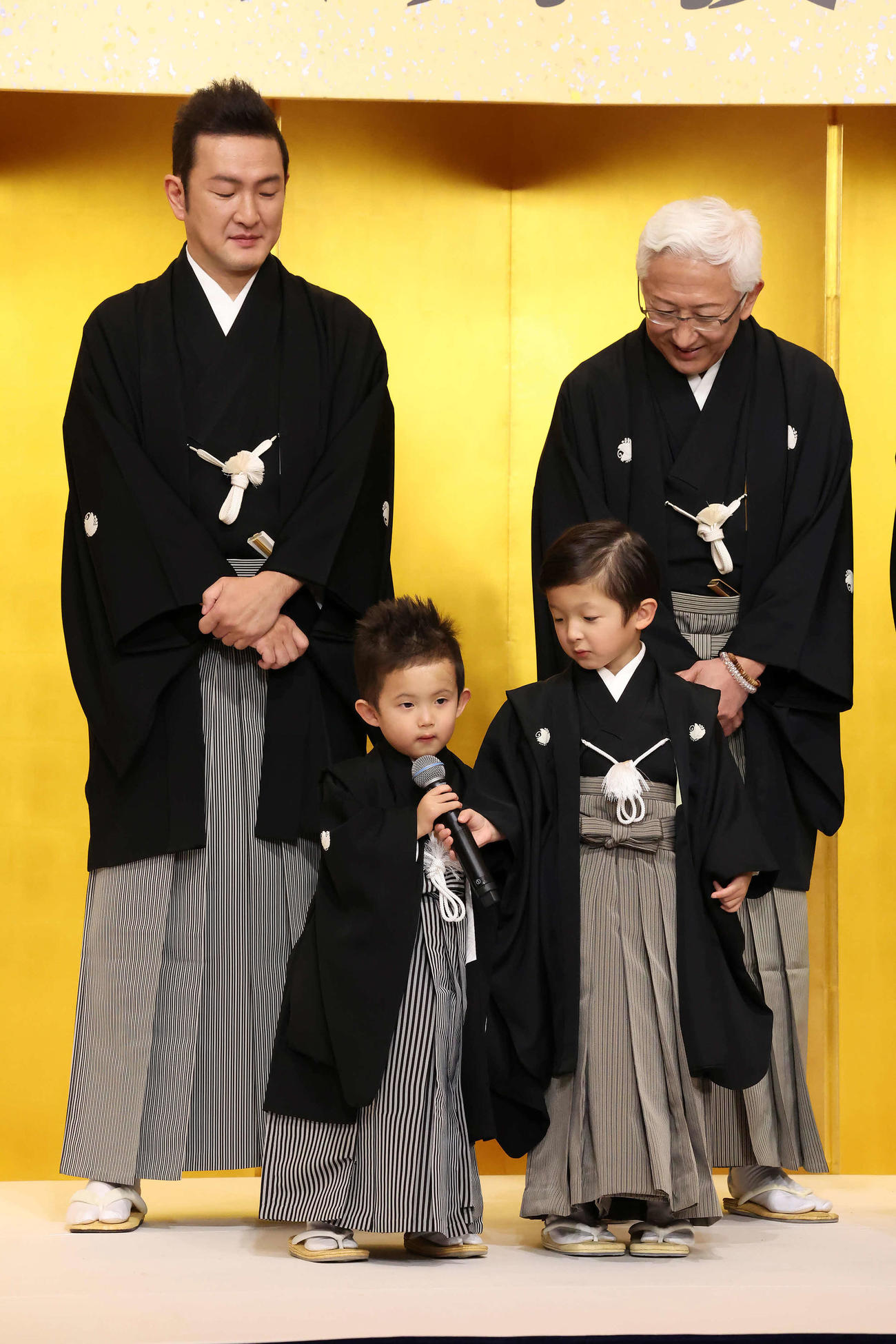父親の中村獅童の演技について問われた小川夏幹くん（前列左）と小川陽喜くん（撮影・丹羽敏通）
