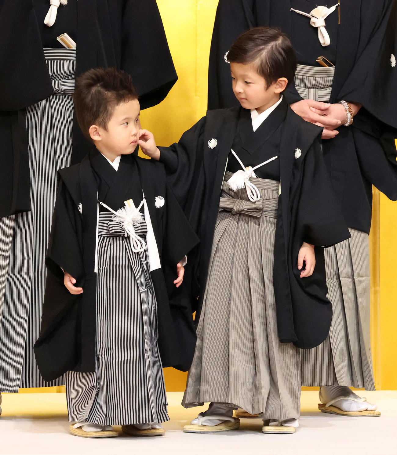 囲み取材の合間に弟の小川夏幹くん（左）の顔をいじる小川陽喜くん（撮影・丹羽敏通）