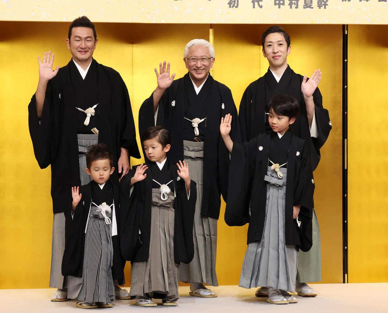 歌舞伎座6月興行記者会見で写真に納まる、前列左から小川夏幹、小川陽喜、小川大晴。後列左から中村獅童、中村時蔵、中村梅枝（撮影・丹羽敏通）