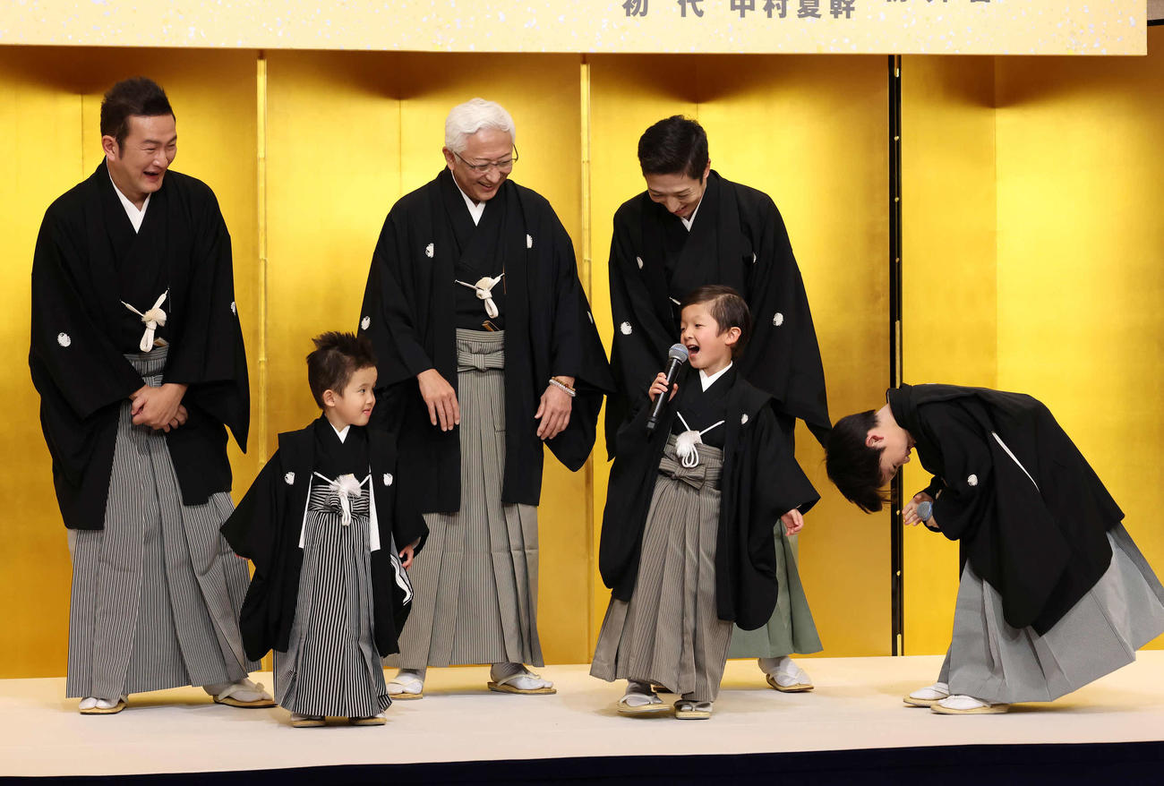 囲み取材で、みえをきる小川陽喜くん（前列中央）にお父さんたちは盛り上がった（撮影・丹羽敏通）