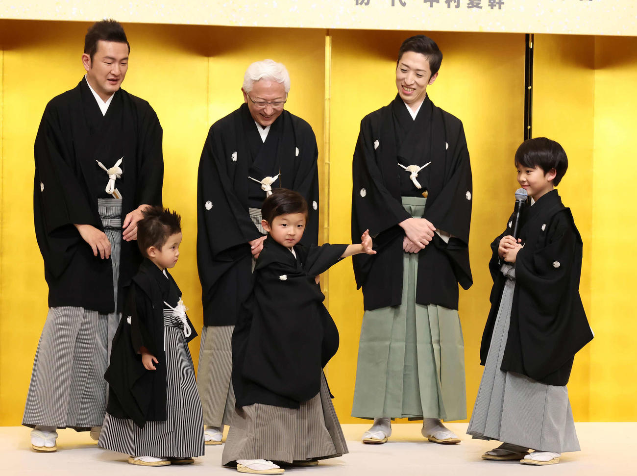 囲み取材で、みえをきる小川陽喜くん（前列中央）（撮影・丹羽敏通）