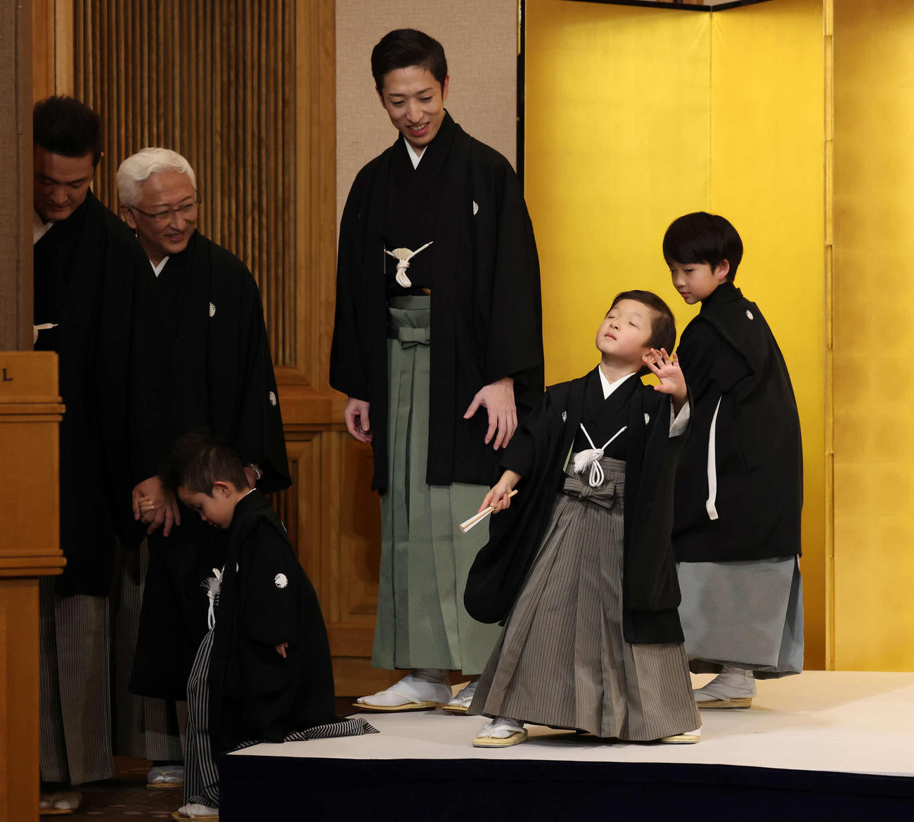ポーズを決めて降壇する小川陽喜くん（撮影・丹羽敏通）
