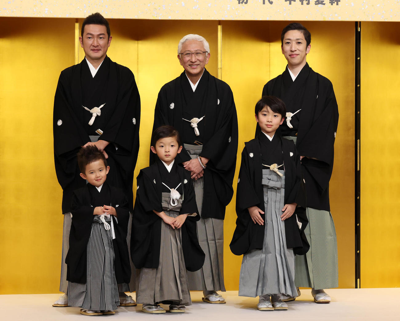 歌舞伎座6月興行記者会見で写真に納まる、前列左から小川夏幹、小川陽喜、小川大晴、後列左から中村獅童、中村時蔵、中村梅枝（撮影・丹羽敏通）