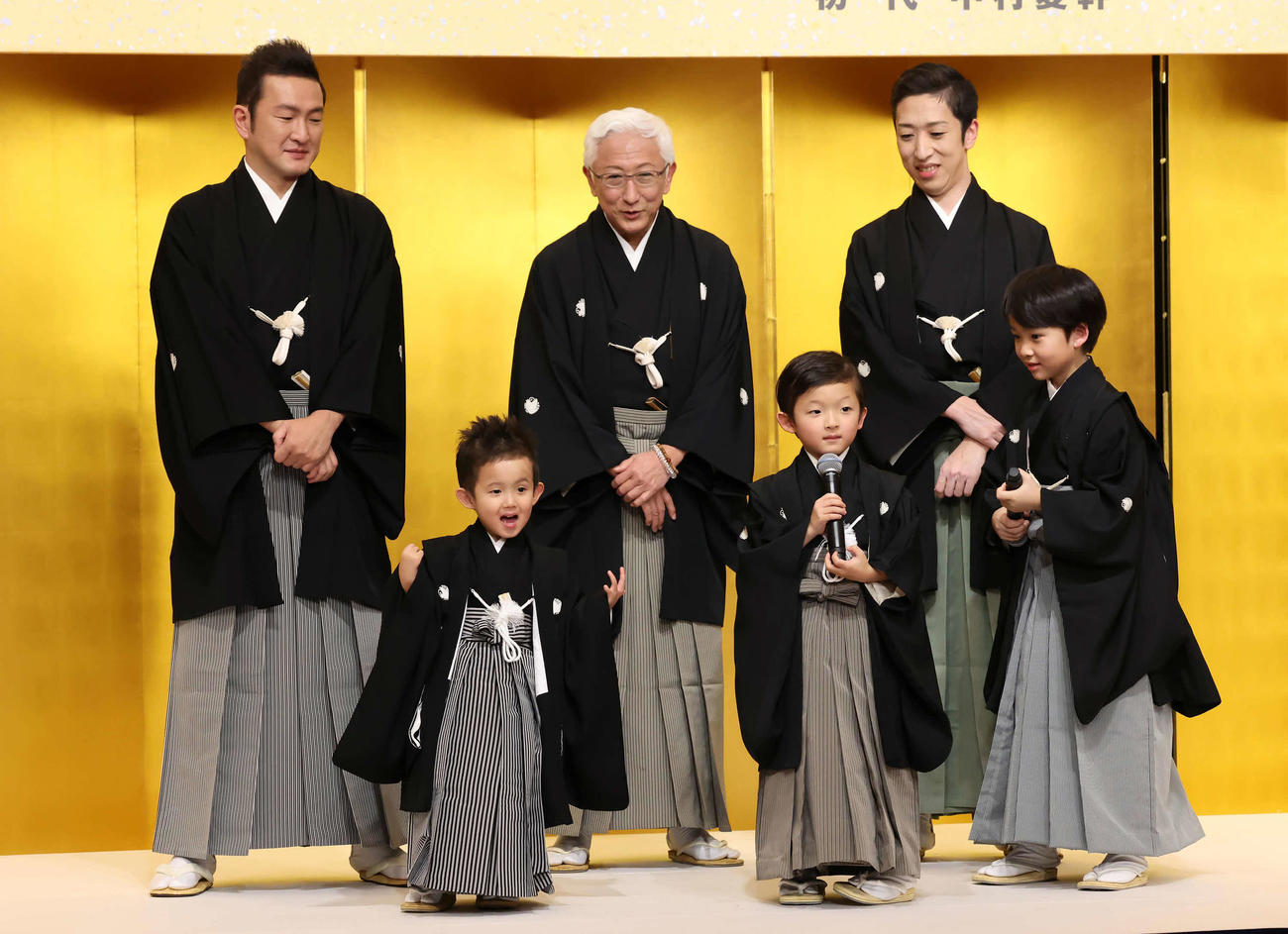 歌舞伎座6月興行記者会見で和やかに写真に納まる、前列左から小川夏幹、小川陽喜、小川大晴。後列左から中村獅童、中村時蔵、中村梅枝（撮影・丹羽敏通）