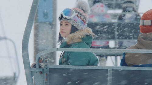 桜田ひよりが出演した「JR SKISKI」キャンペーンの新CM「雪よ、推してくれ。」篇の1シーン
