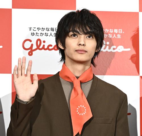 カメラに手を振る神尾楓珠(撮影・滝沢徹郎)