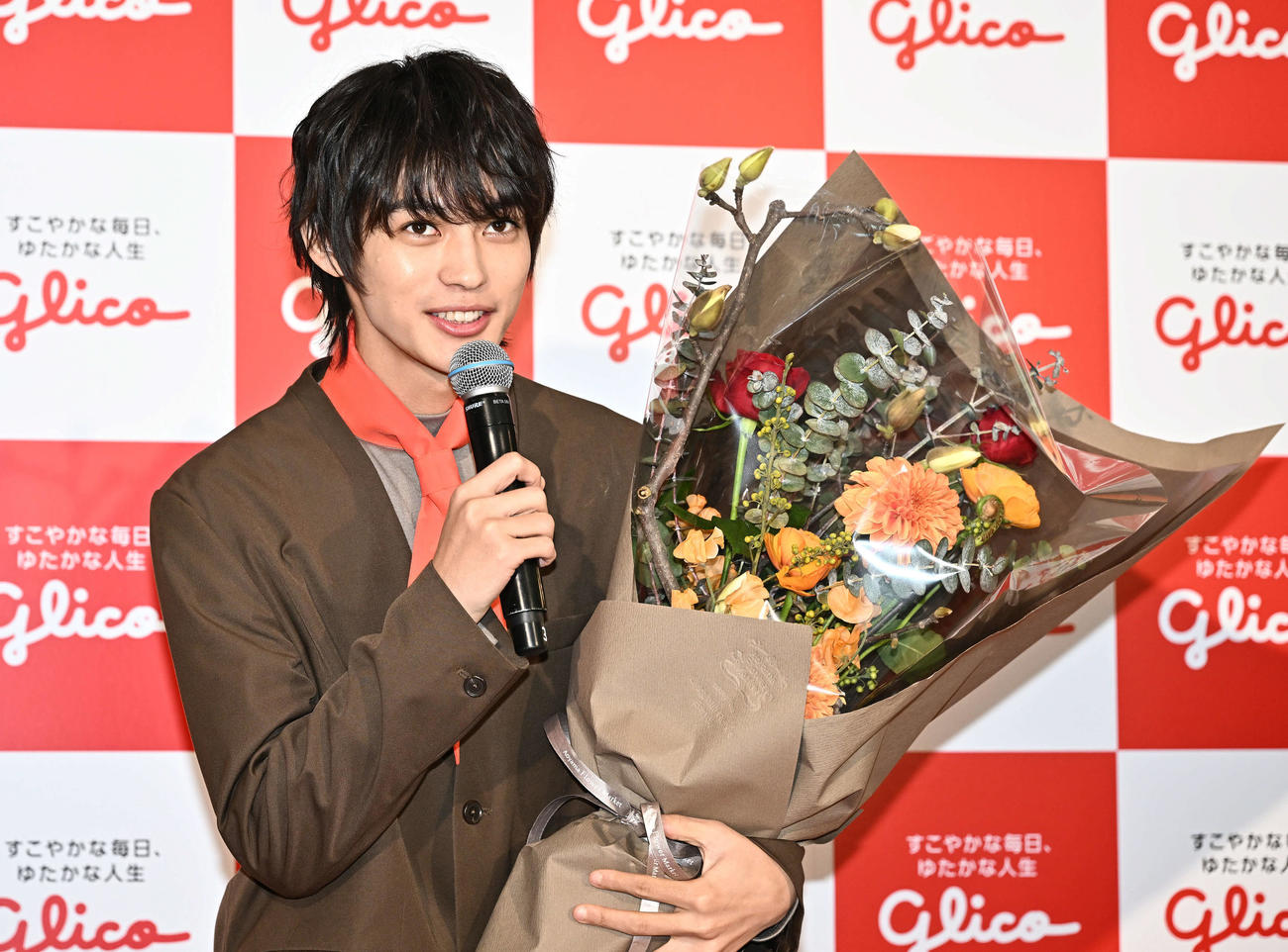 サプライズでプレゼントされた花束を手に笑顔の神尾楓珠（撮影・滝沢徹郎）
