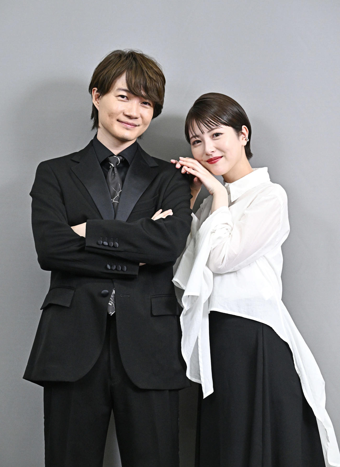 ブルーリボン賞主演男優賞を受賞した神木隆之介（左）と助演女優賞を受賞した浜辺美波（撮影・滝沢徹郎）