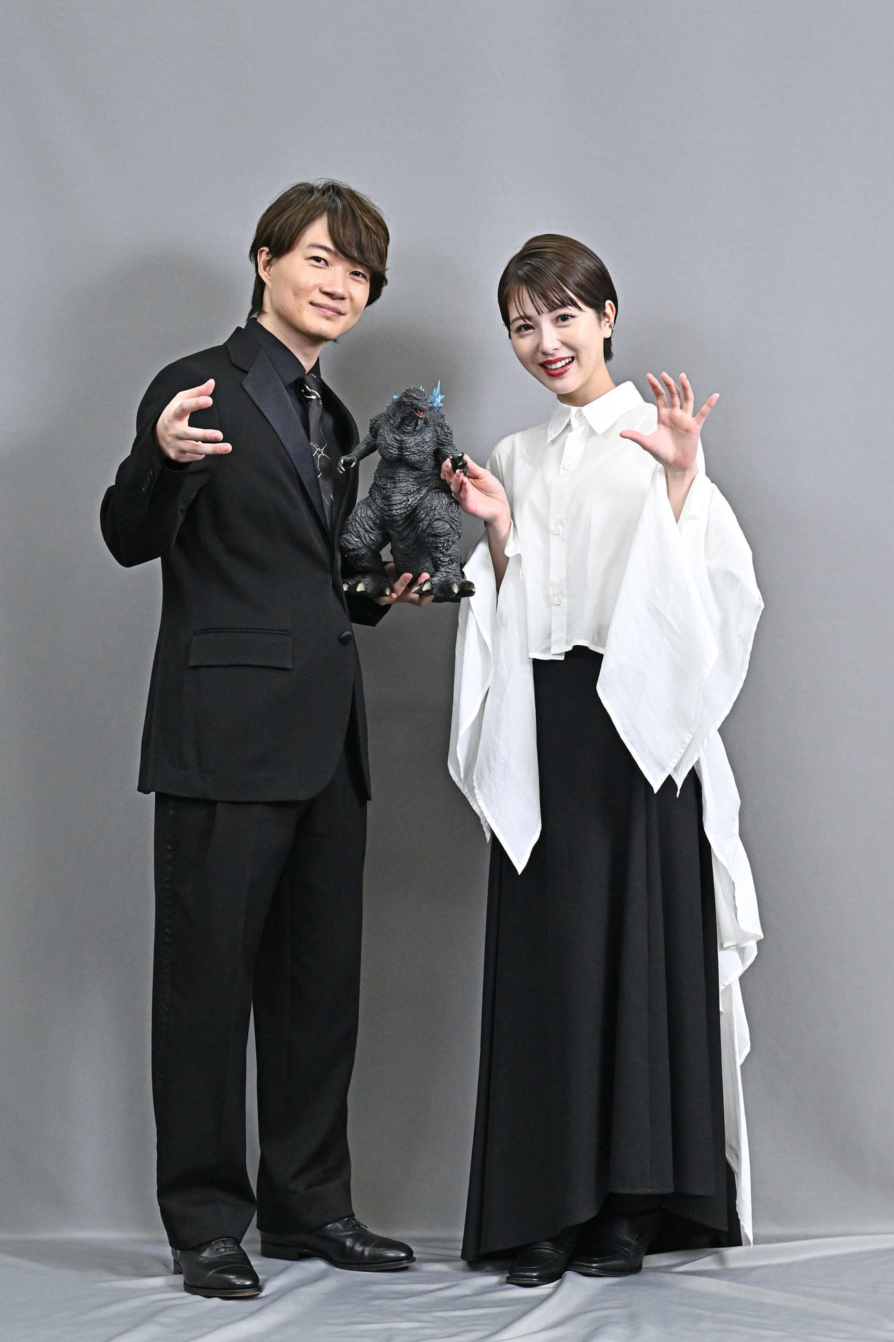 ブルーリボン賞主演男優賞を受賞した神木隆之介（左）と助演女優賞を受賞した浜辺美波はゴジラの人形を手にポーズを決める（撮影・滝沢徹郎）