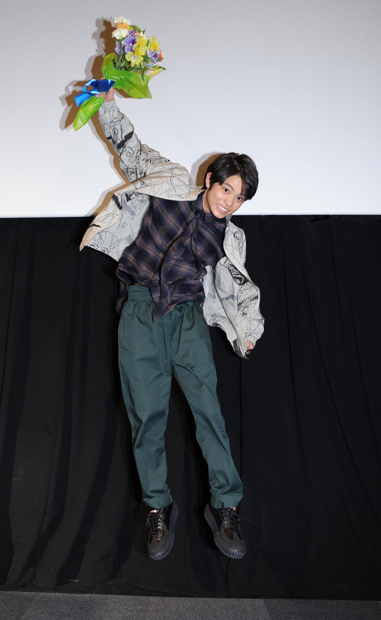 ブルーリボン賞新人賞を受賞した黒川想矢は、花束を手に笑顔でジャンプ（撮影・野上伸悟）