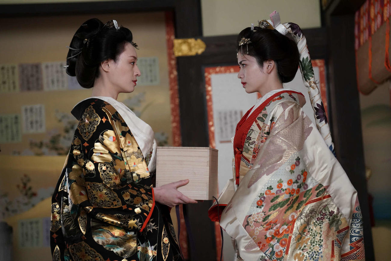 フジテレビ系「大奥」に出演する栗山千明、小芝風花(C)フジテレビ
