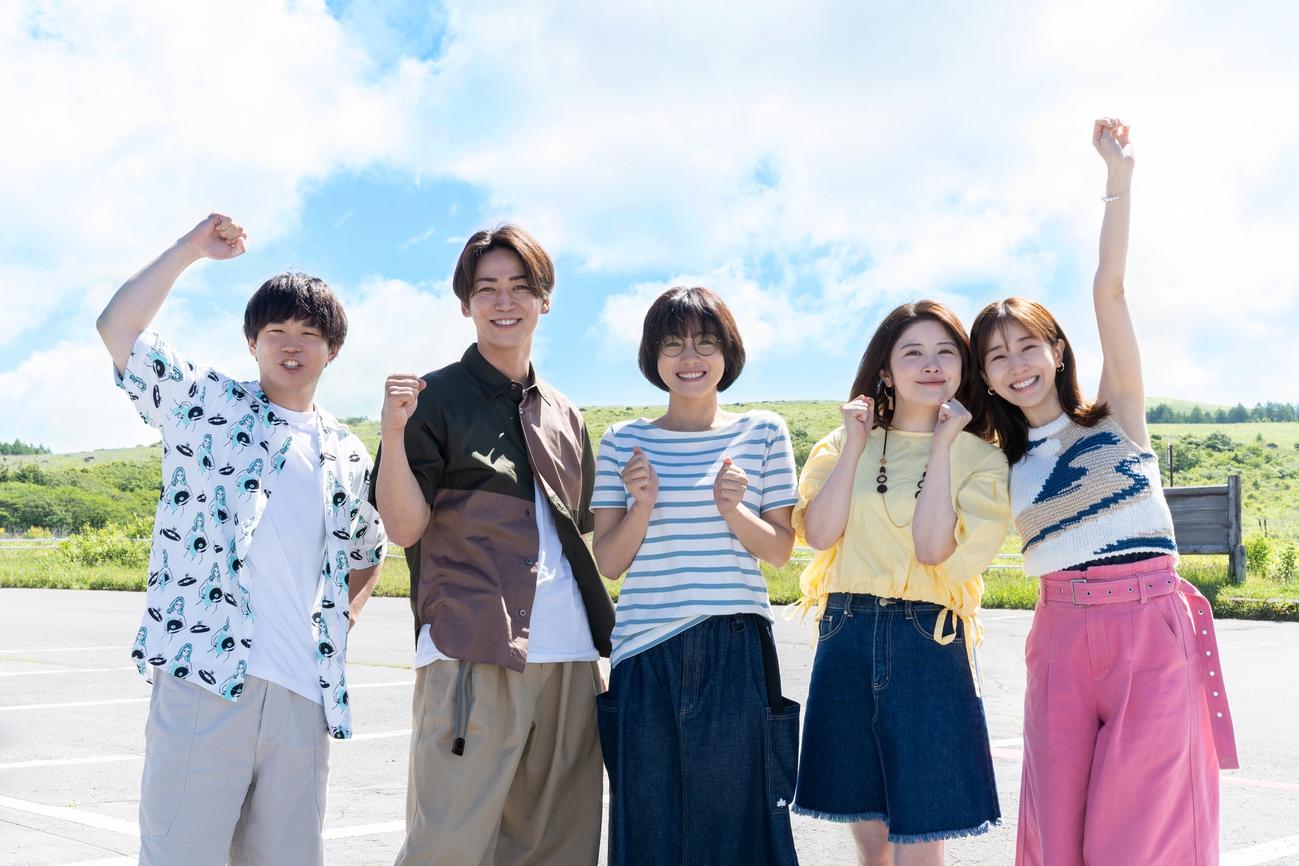 テレビ朝日系連続ドラマ「Destiny」クランクインで大学生を演じるキャストたち。左から、矢本悠馬、亀梨和也、石原さとみ、宮澤エマ、田中みな実
