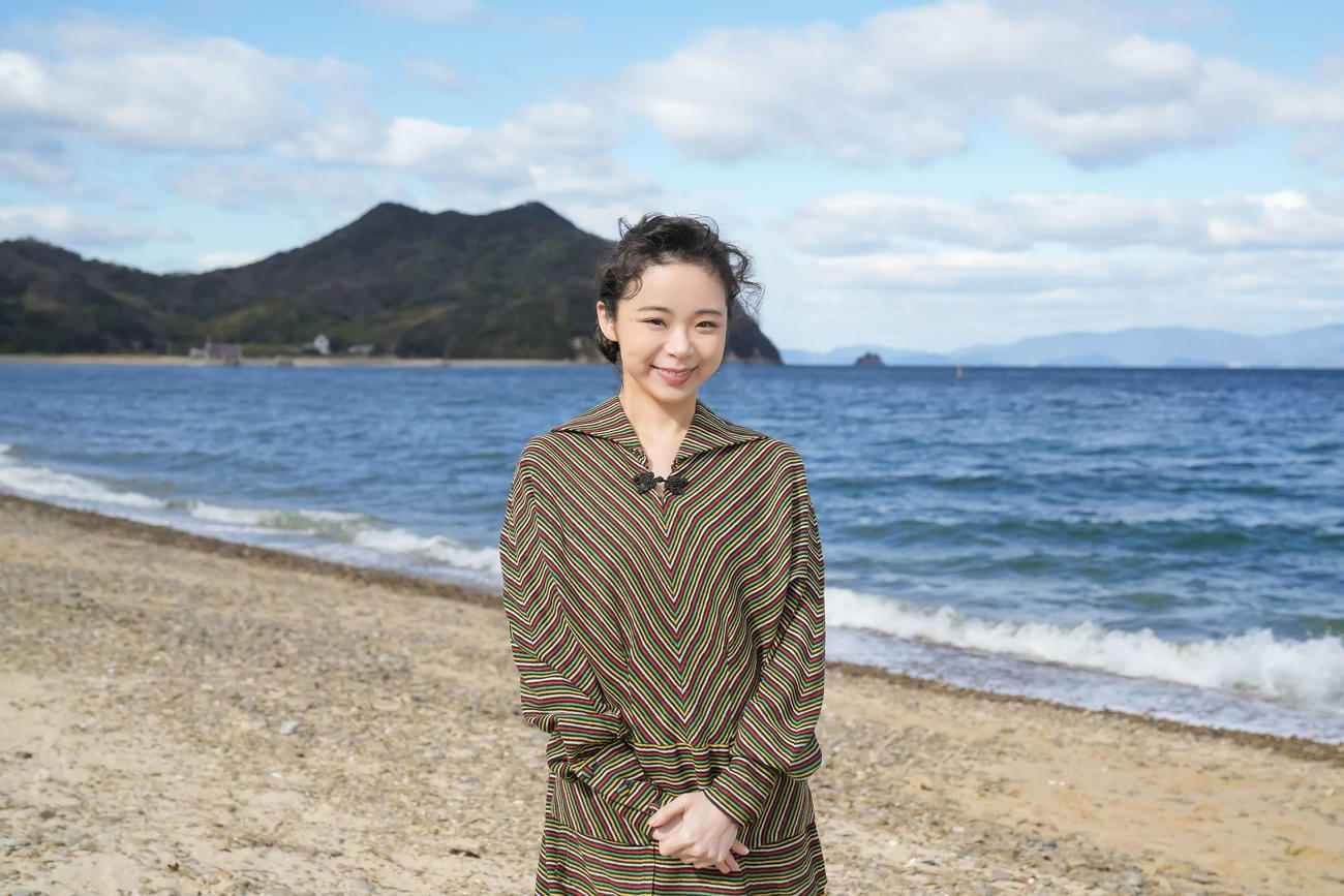 NHK連続テレビ小説「ブギウギ」香川ロケ地の1つ、田の浦海岸で笑顔の趣里