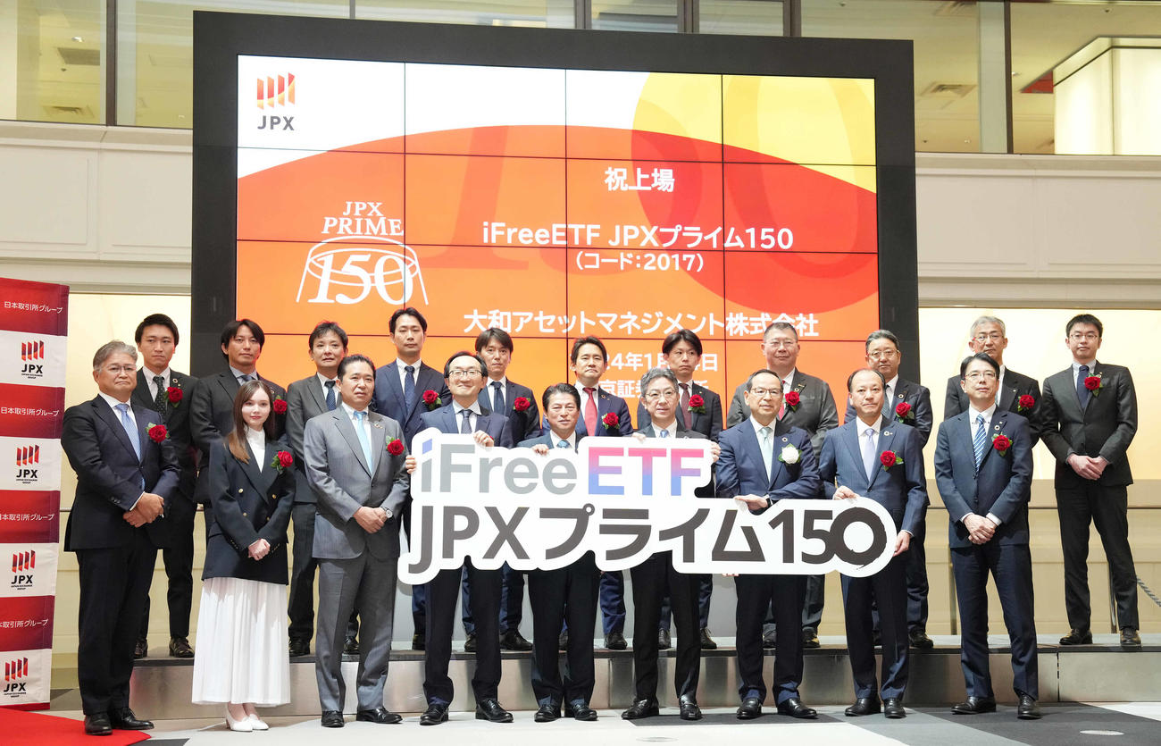 大和アセットマネジメント株式会社「iFreeETF JPXプライム150」上場セレモニーで記念撮影に納まるマーシュ彩（前列左から2人目）（撮影・鈴木みどり）