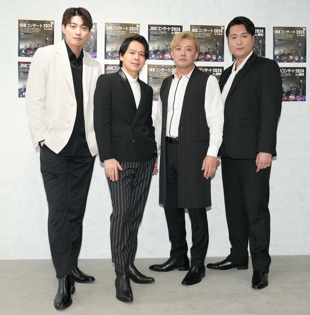 「JBBコンサートツアー2024」合同取材会のフォトセッションでかっこよくポーズを決めるJBB。左から東啓介、中川晃教、藤岡正明、大山真志（撮影・鈴木みどり）