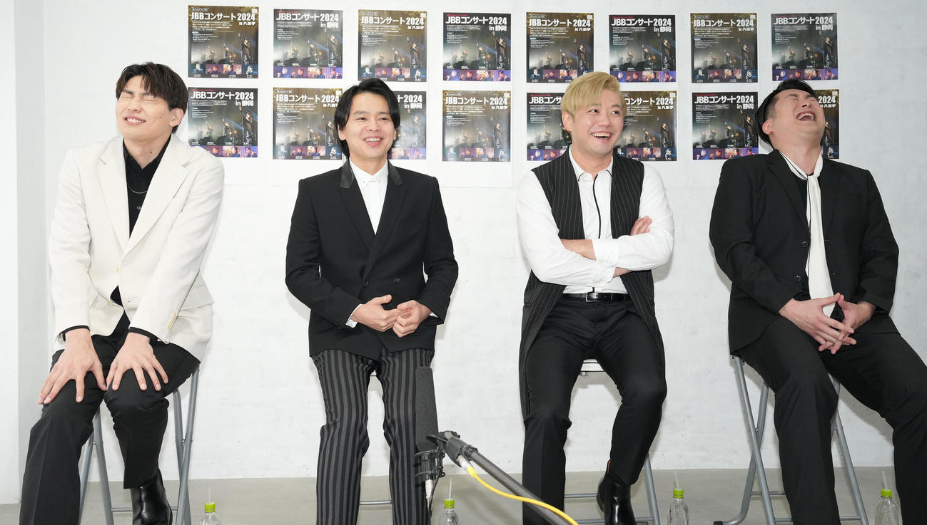 「JBBコンサートツアー2024」合同取材会で笑顔のJBB。左から東啓介、中川晃教、藤岡正明、大山真志（撮影・鈴木みどり）