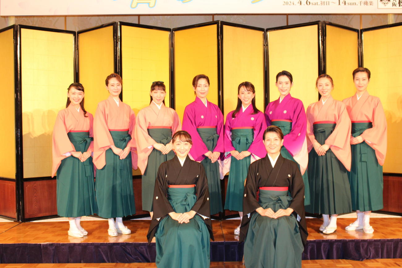 「春のおどり」会見に出席した楊琳（前列右）と舞美りら（同左）。後列は、左から唯城ありす、壱弥ゆう、白藤麗華、華月奏、千咲えみ、翼和希、城月れい、椿りょう
