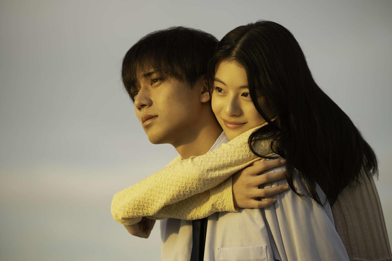 Netflix映画「余命一年の僕が、余命半年の君と出会った話。」に主演する永瀬廉（左）とヒロイン役の出口夏希
