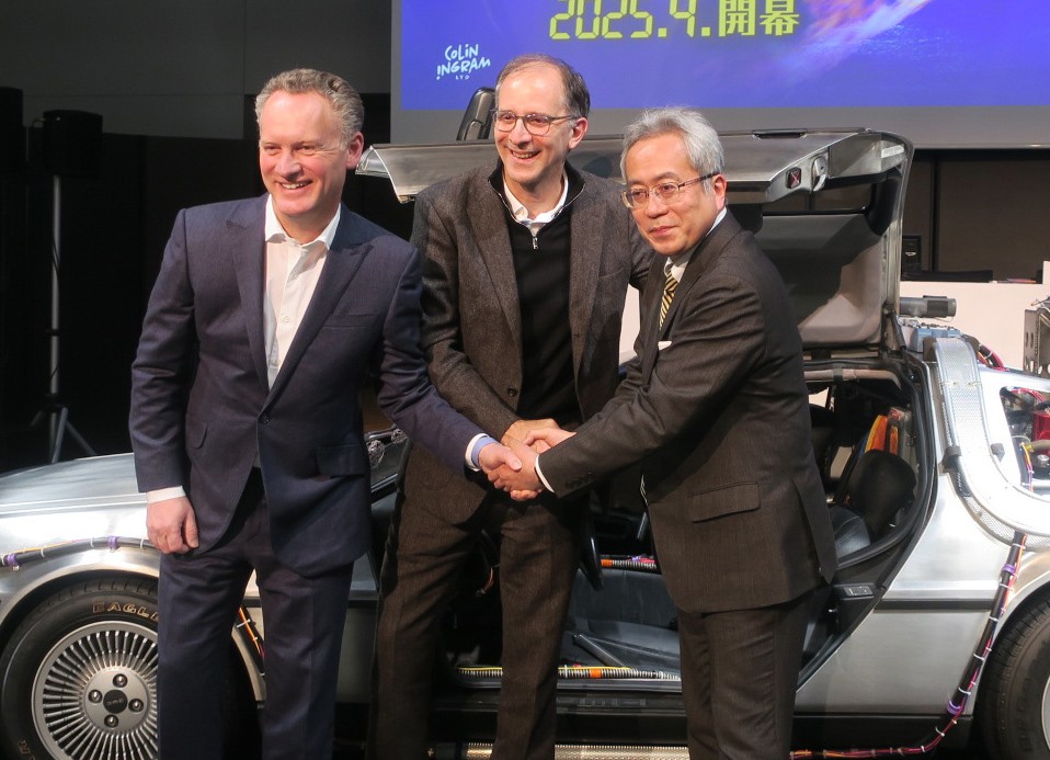 海外新作ミュージカル「バック・トゥ・ザ・フューチャー」制作発表会で。左から、筆頭プロデューサーのコリン・イングラム氏、演出のジョン・ランド氏、劇団四季吉田智誉樹社長